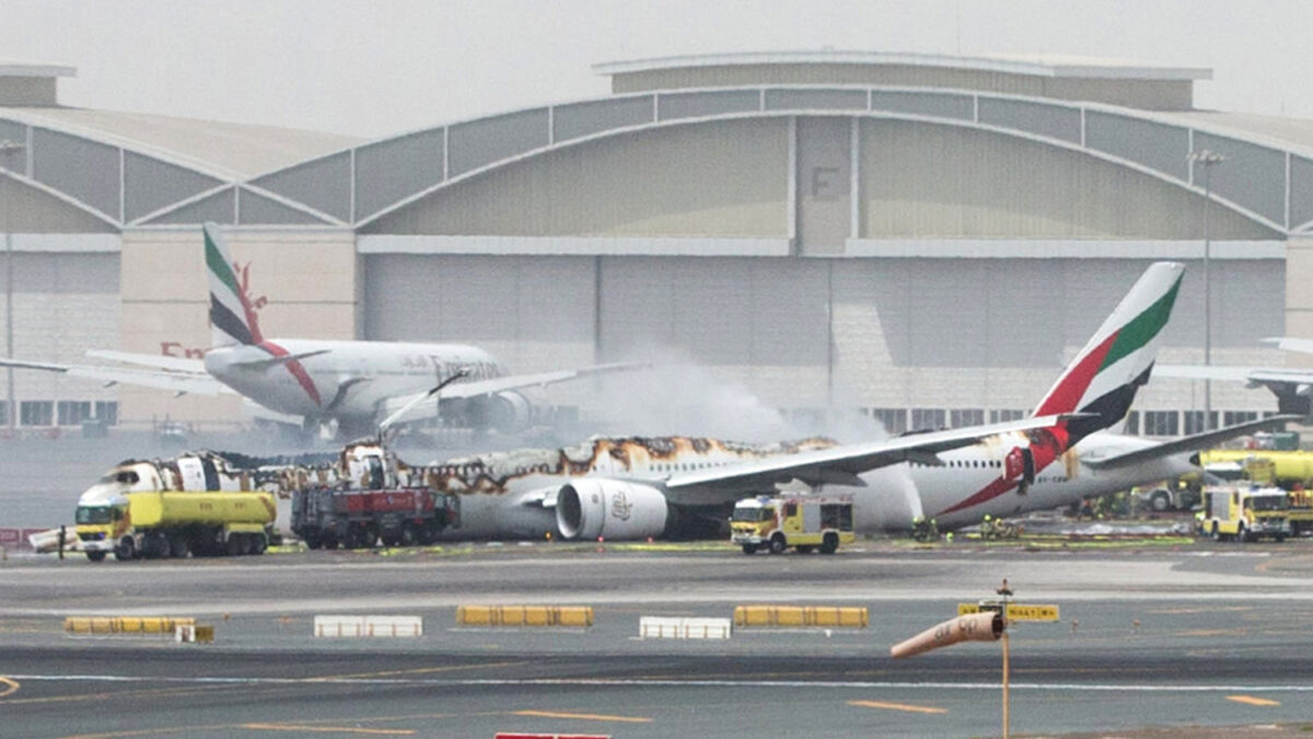 Un avión con 300 pasajeros se incendia al aterrizar en Dubái