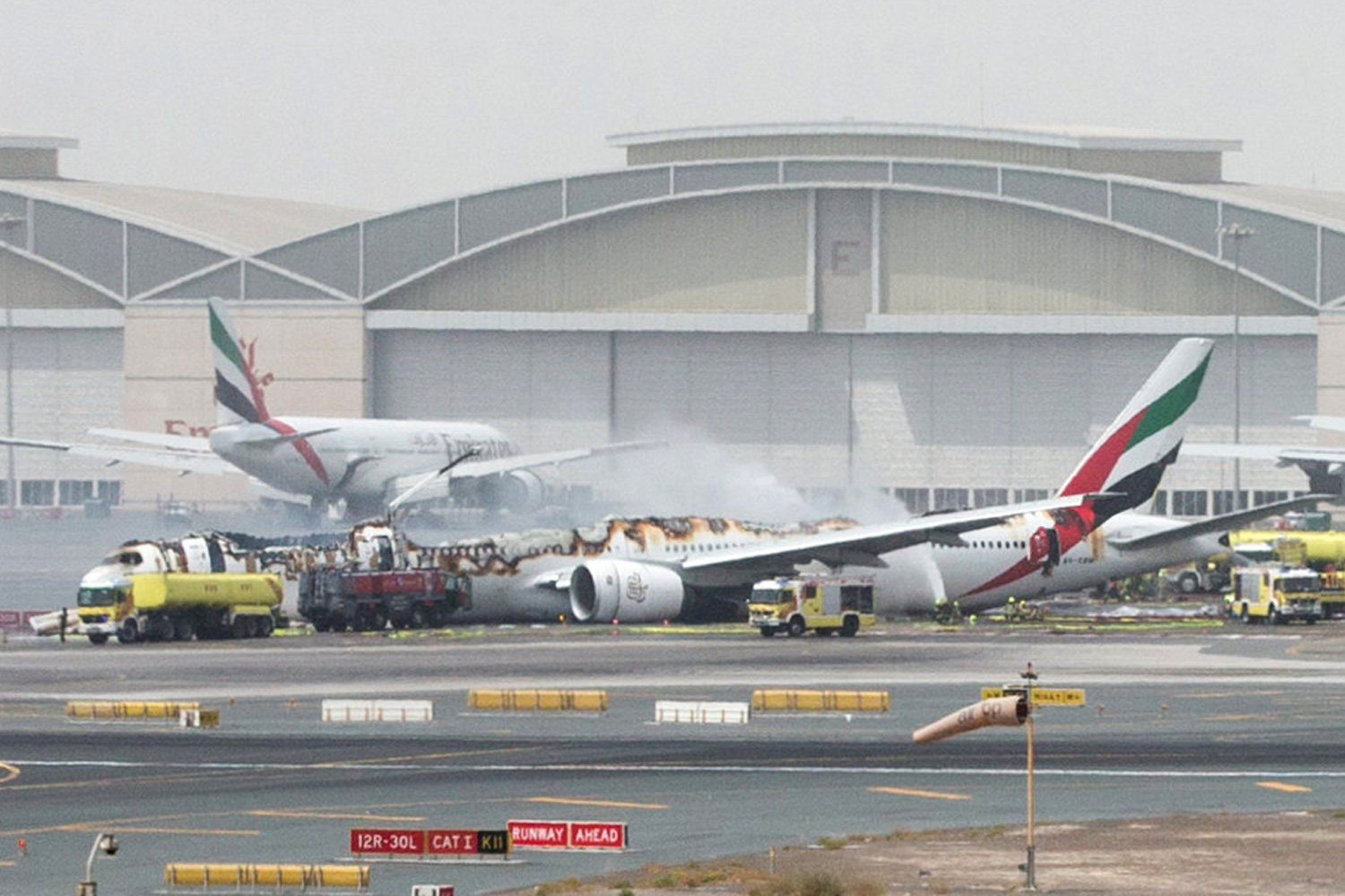 Un avión con 300 pasajeros se incendia al aterrizar en Dubái