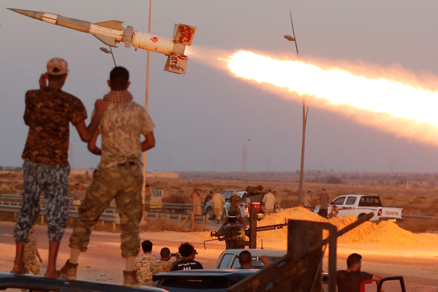Bombardeos de Estados Unidos fuerzan el repliegue de ISIS en Sirte