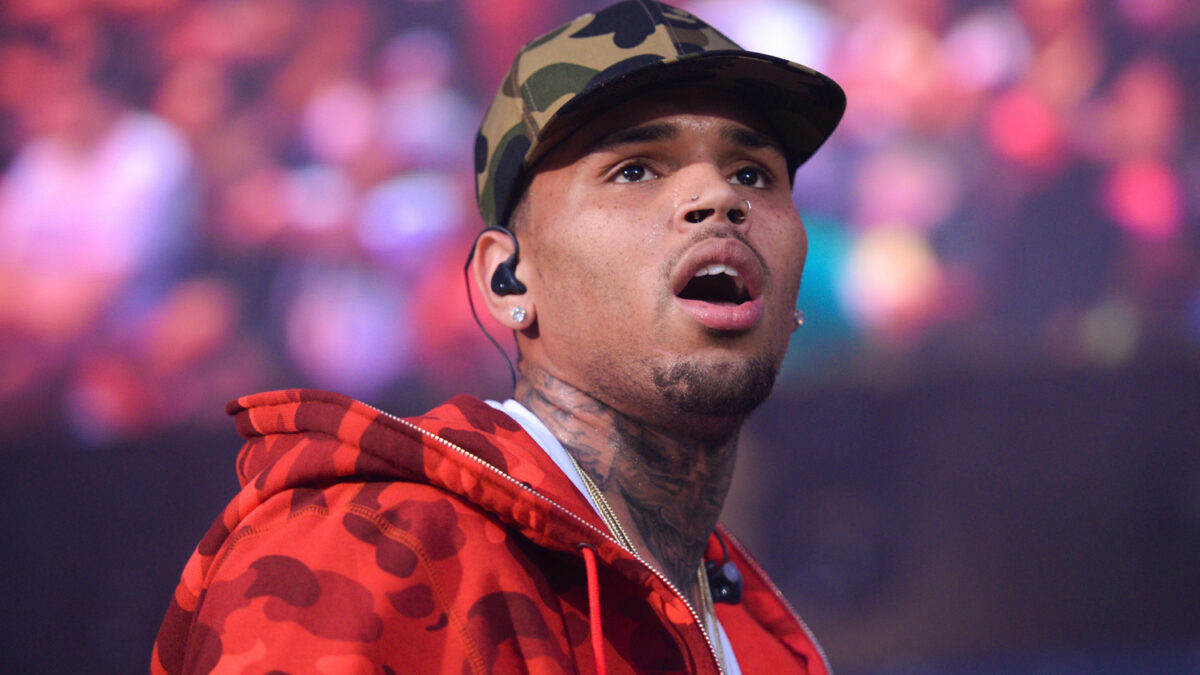 Detienen al cantante Chris Brown acusado de amenazar a una mujer con un arma de fuego