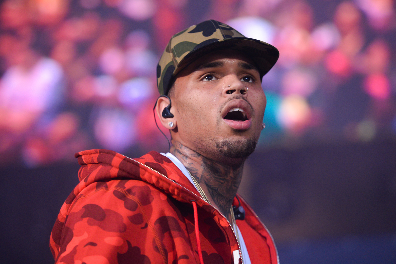 Detienen al cantante Chris Brown acusado de amenazar a una mujer con un arma de fuego