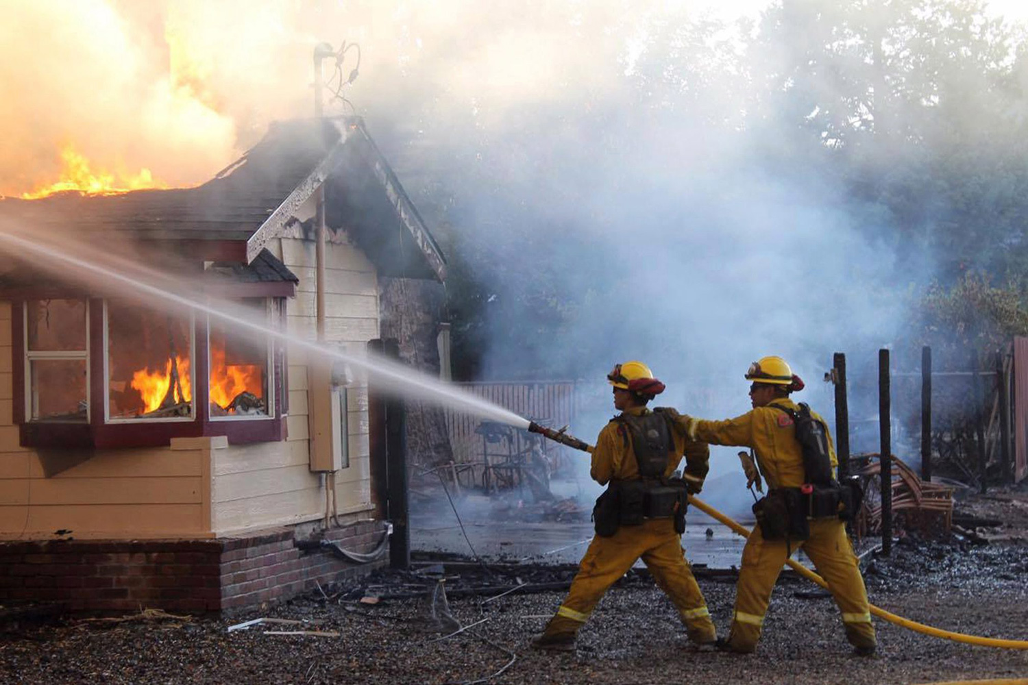 Más de 82 mil personas evacuadas por un incendio en California