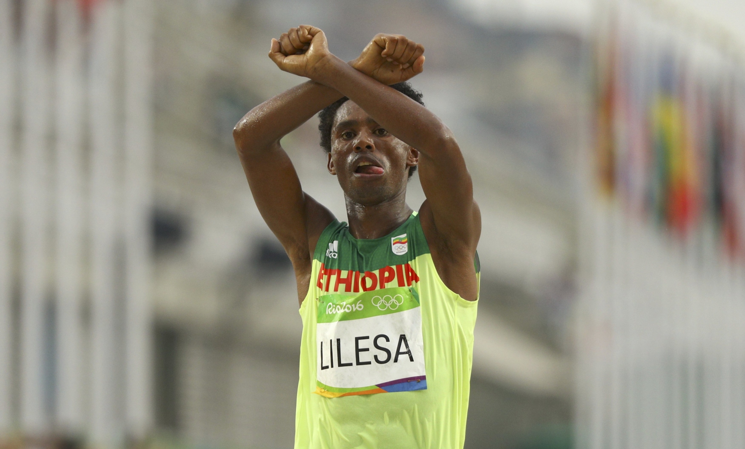 El medallista etíope que visibilizó la represión de los oromo no quiere abandonar Brasil