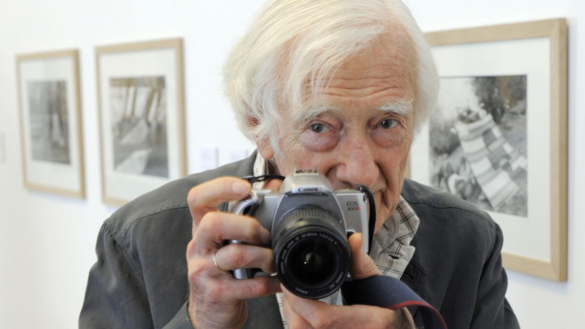 Muere Marc Riboud, el fotógrafo que captó el icono del ‘no a la guerra’ de Vietnam