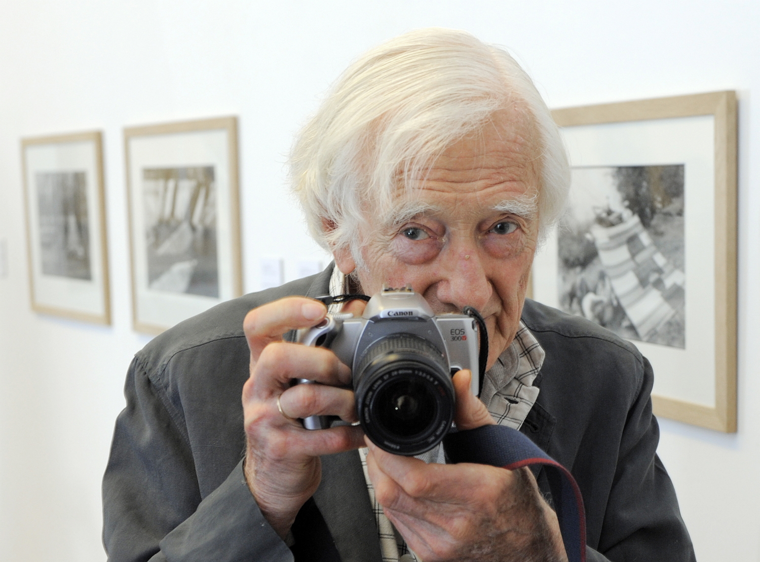 Muere Marc Riboud, el fotógrafo que captó el icono del ‘no a la guerra’ de Vietnam
