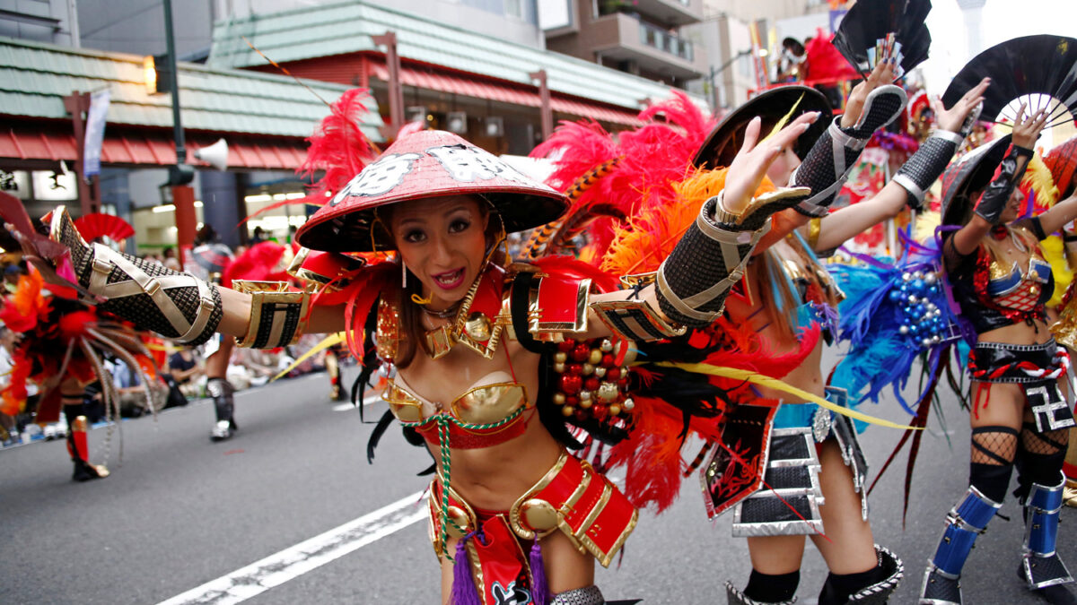 Miles de personas bailan samba en las calles de Tokio