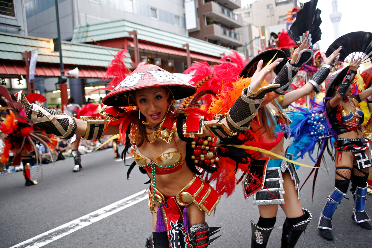 Miles de personas bailan samba en las calles de Tokio