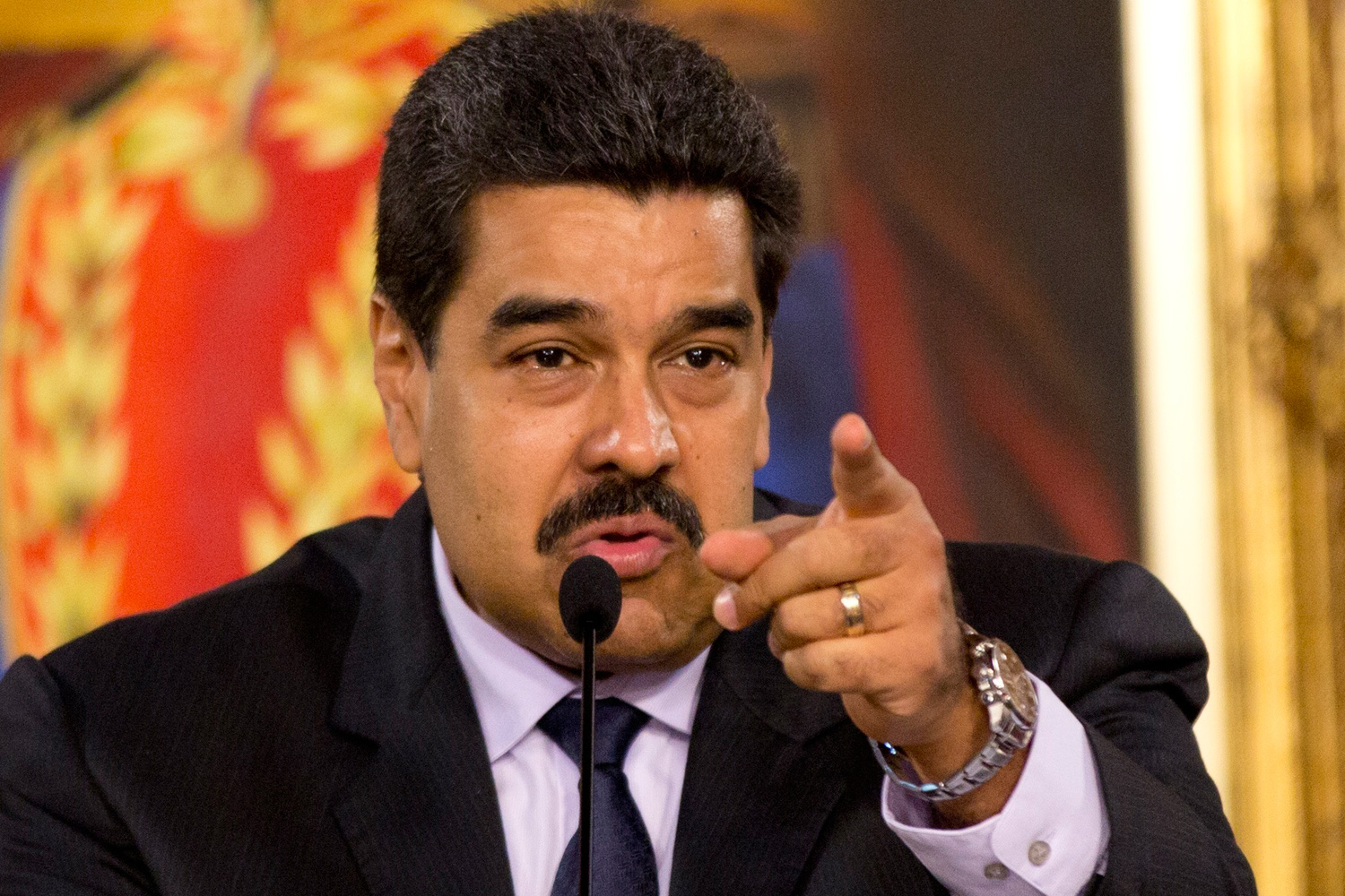 Ordenan destituir a los altos funcionarios que apoyan el revocatorio contra Maduro