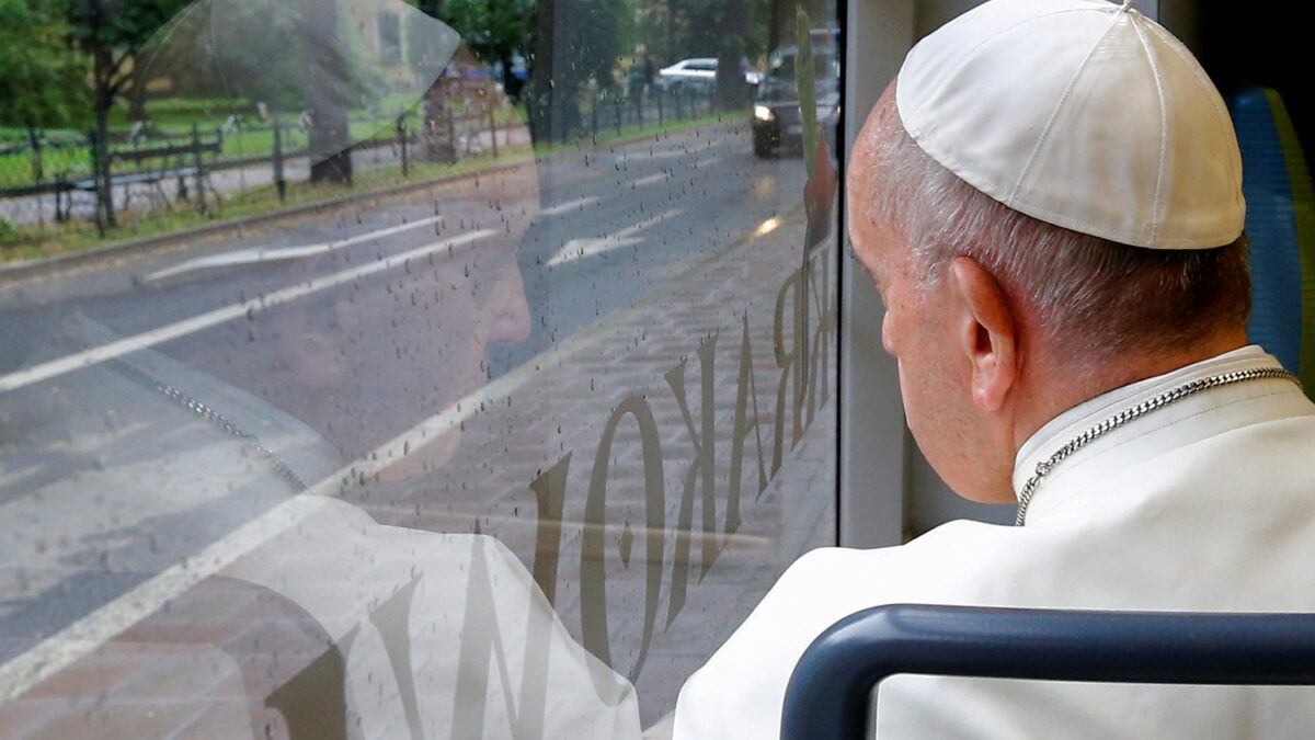 El Papa lamenta que a los niños les enseñen que pueden escoger su género