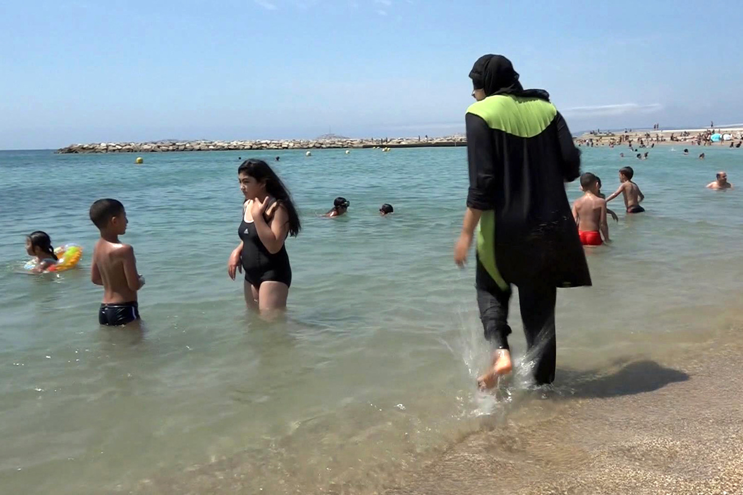 Prohíben los burkinis en las playas de Cannes