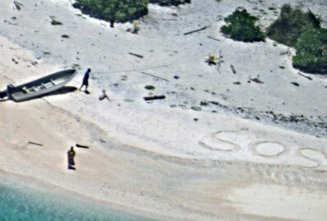 Un "SOS" escrito en la arena salva a dos náufragos en una isla desierta