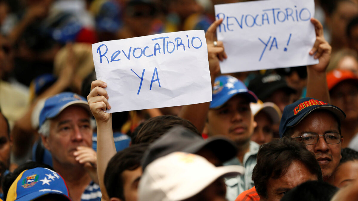 Las autoridades electorales alejan la posibilidad de hacer el referéndum contra Maduro en 2016