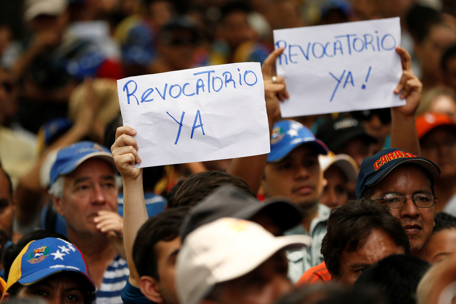 Las autoridades electorales alejan la posibilidad de hacer el referéndum contra Maduro en 2016