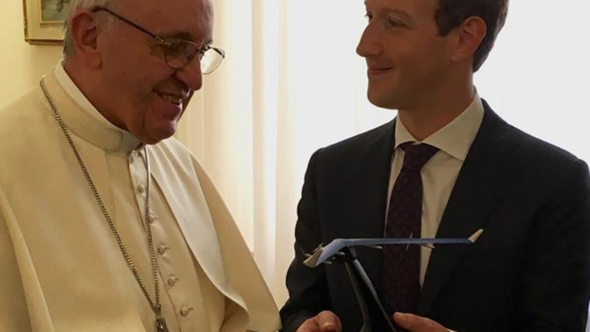 Zuckerberg visita al Papa Francisco y le regala un dron