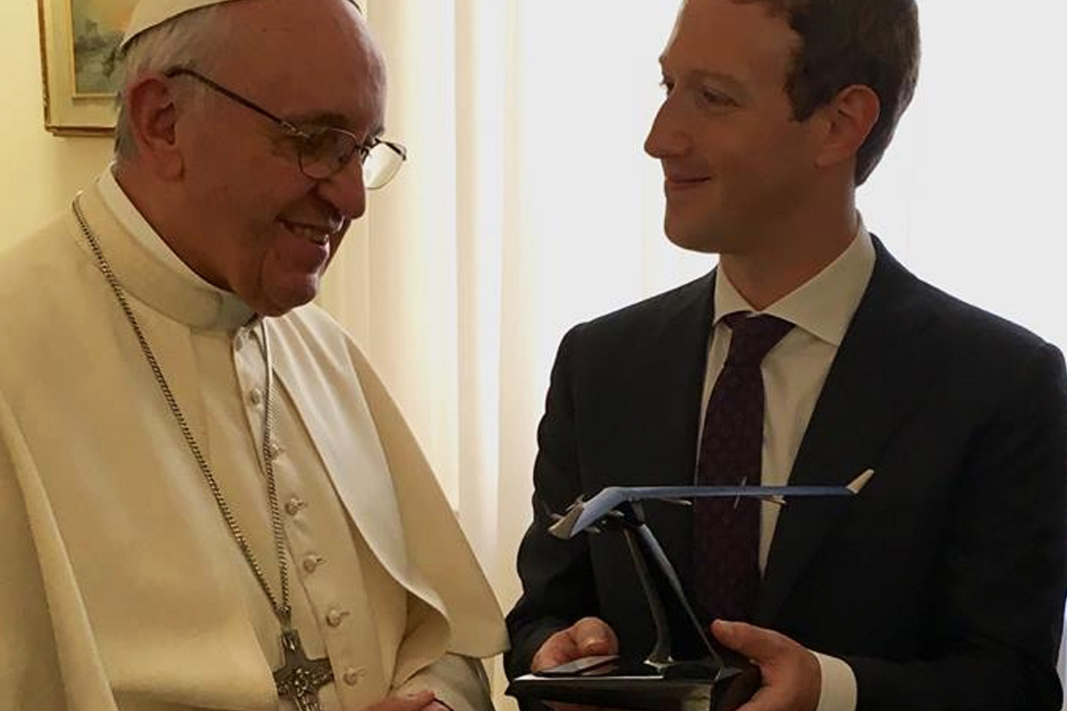 Zuckerberg visita al Papa Francisco y le regala un dron