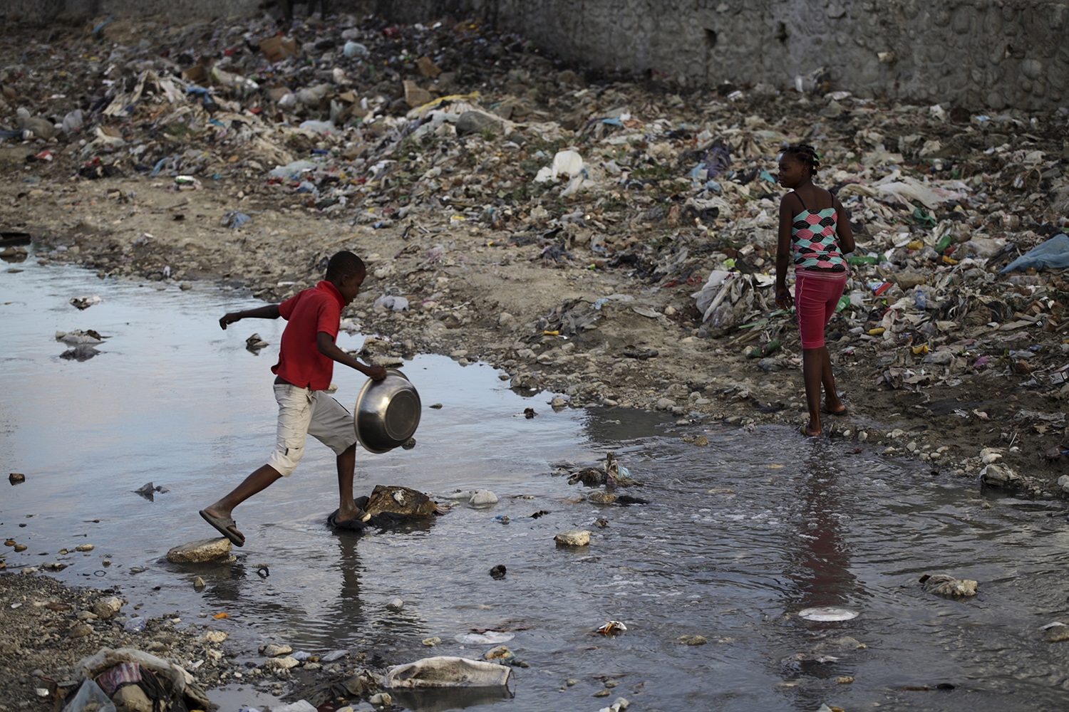 El agua contaminada amenaza la salud de 300 millones de personas