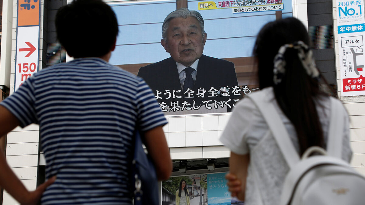 El Emperador Akihito solicita que le releven del cargo en un anuncio en televisión