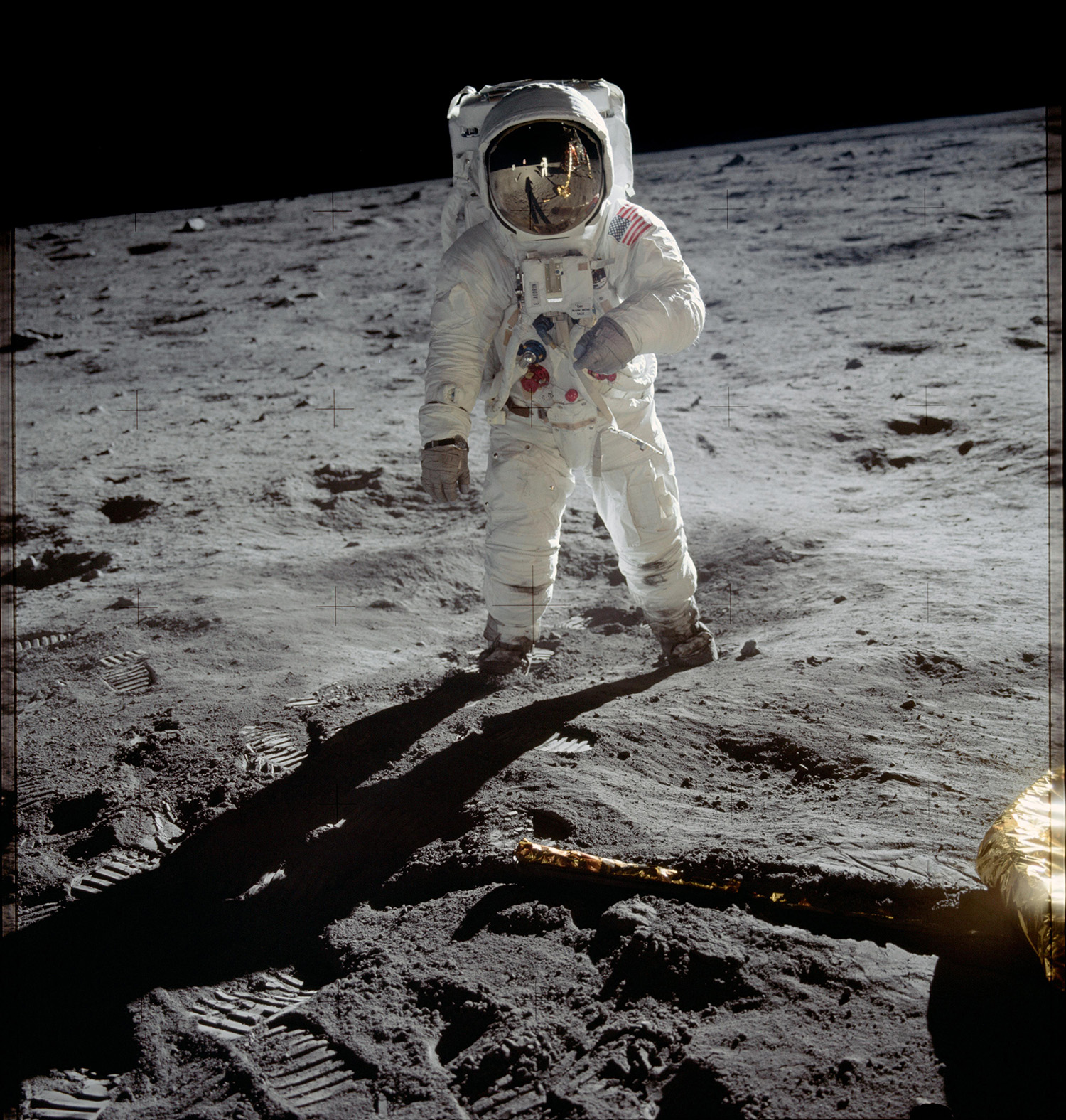 La rocambolesca historia de una bolsa con restos lunares recogidos por el Apolo 11