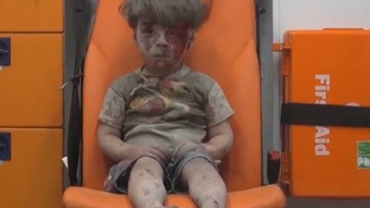 Omran Daqneesh, atrapado por las bombas en la sitiada ciudad siria de Alepo