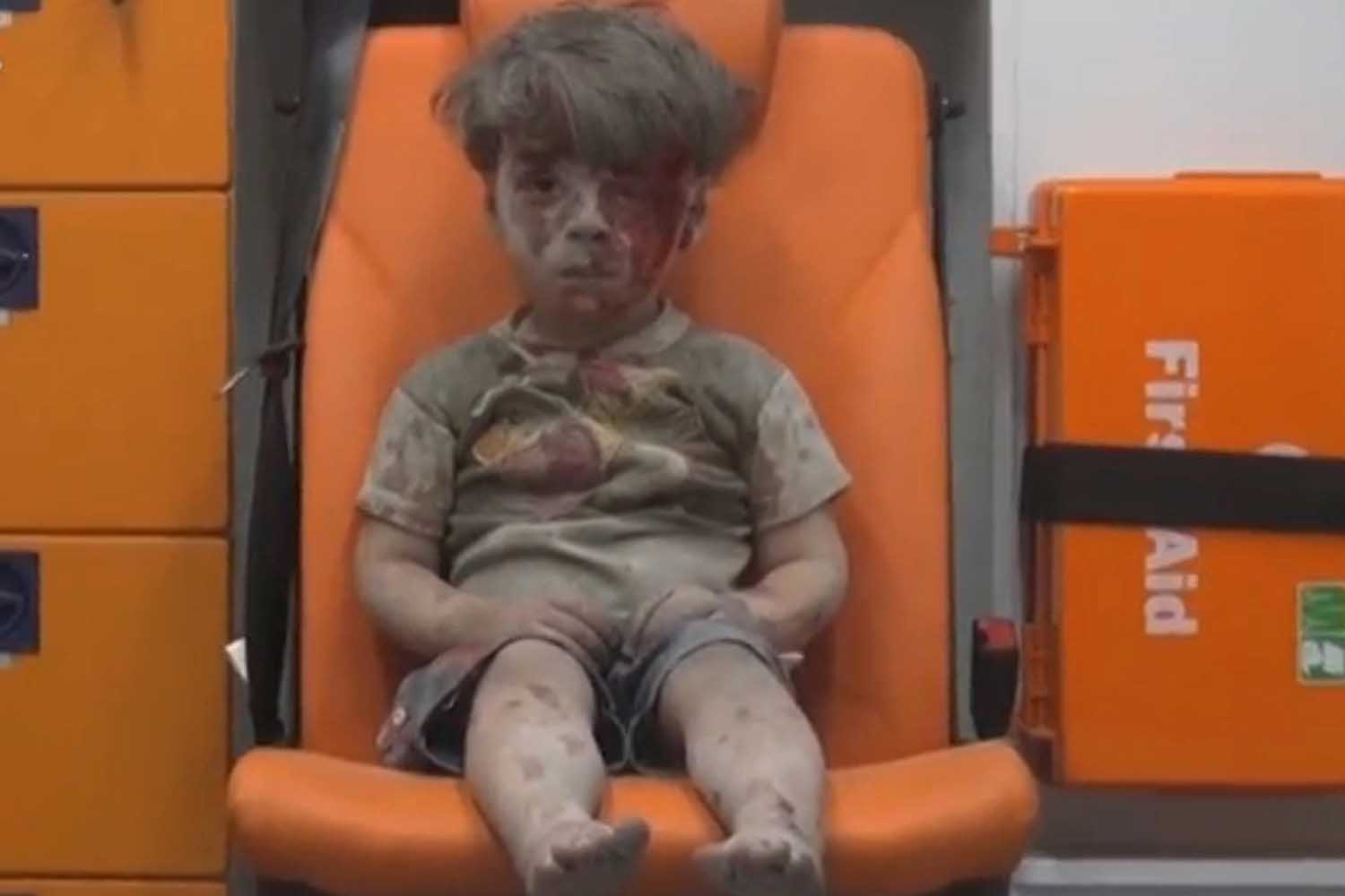 Omran Daqneesh, atrapado por las bombas en la sitiada ciudad siria de Alepo