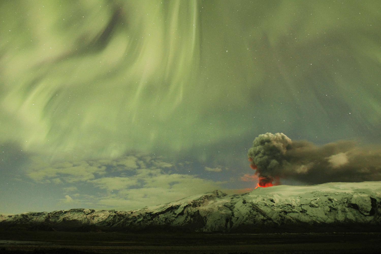 La aurora boreal es vista encima del volcán islandés Eyjafjallajokull, que entró en erupción en 2010, provocando con sus cenizas el cierre del espacio aéreo europeo (Foto: Lucas Jackson / Reuters)