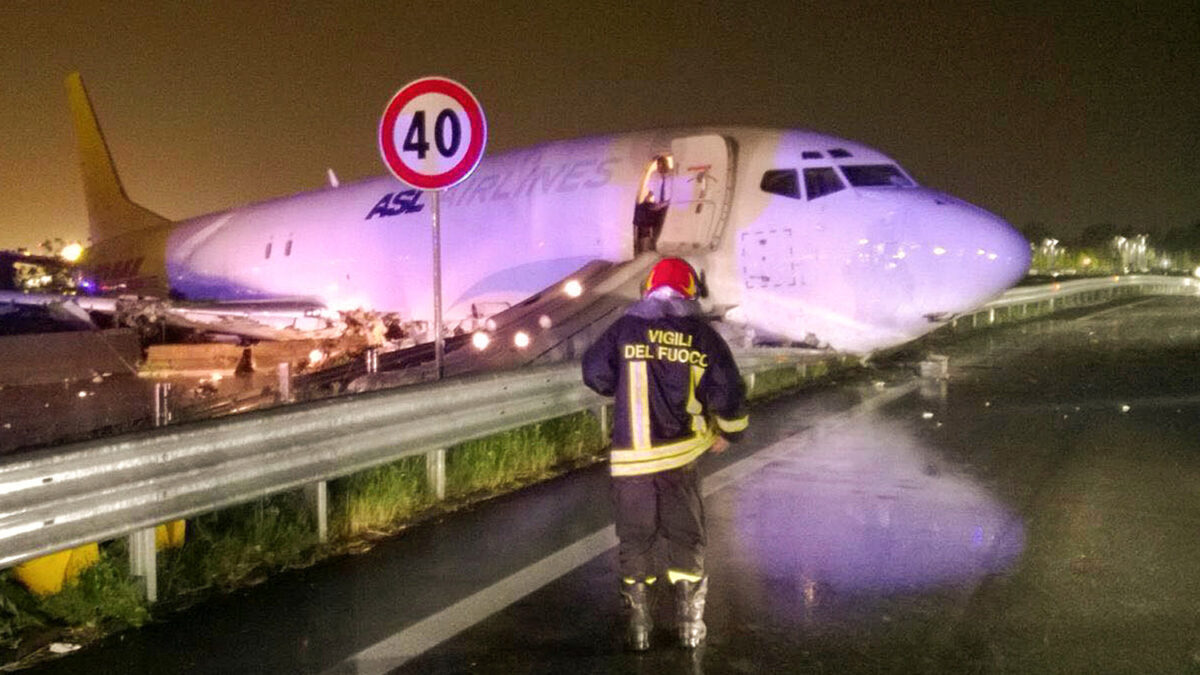 Un avión se sale de la pista de aterrizaje e impacta contra una carretera