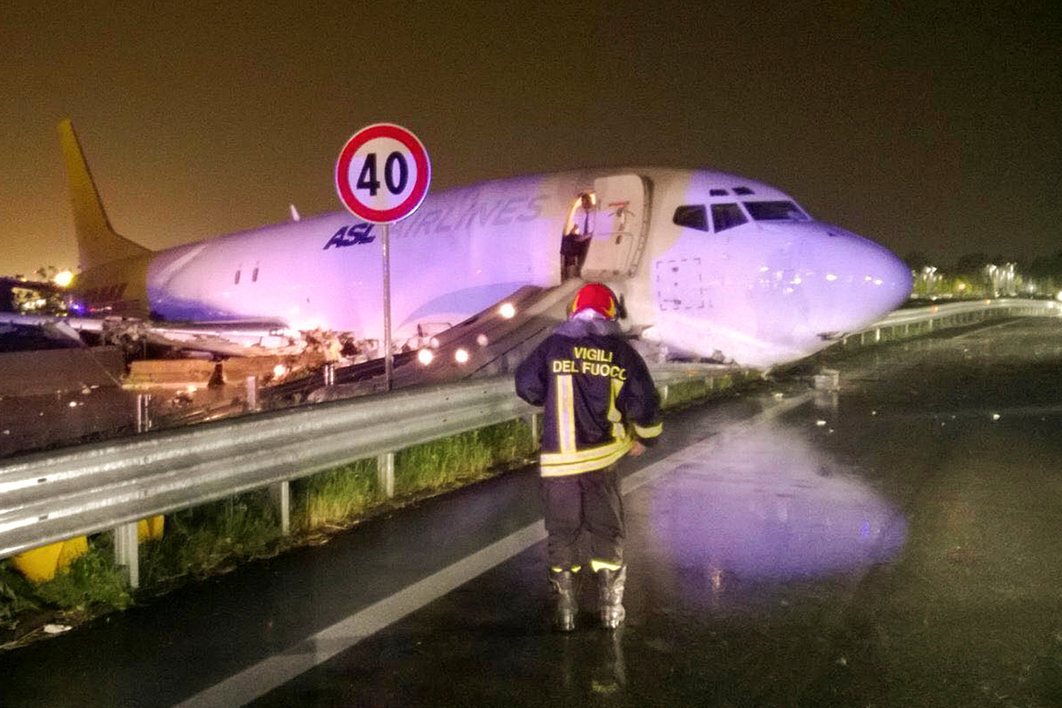 Un avión se sale de la pista de aterrizaje e impacta contra una carretera