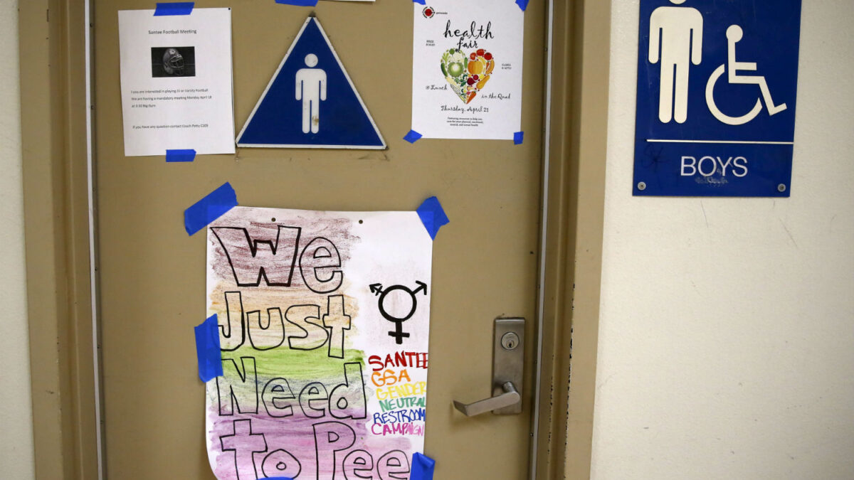 Un juez bloquea el uso indiferente de baños a alumnos transexuales