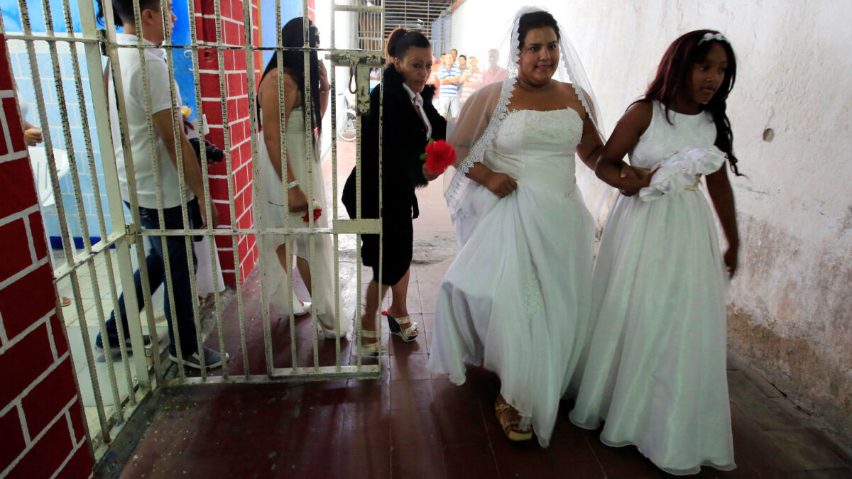 Varios presos se casan en una boda masiva en una cárcel de Colombia