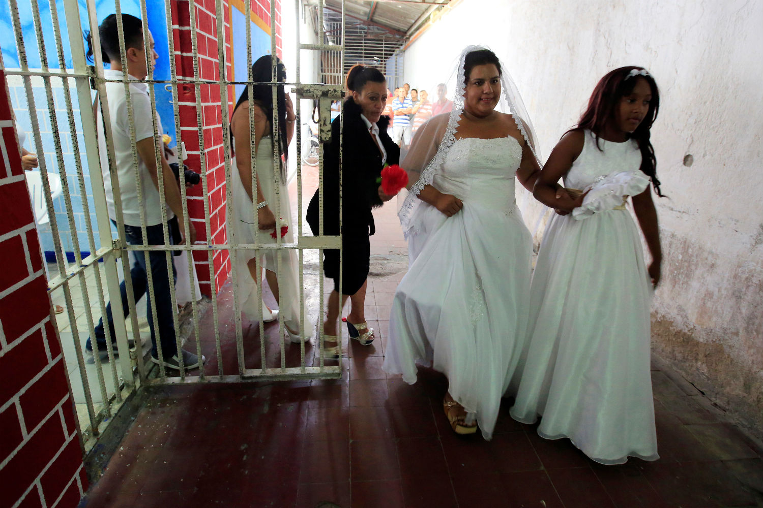 Varios presos se casan en una boda masiva en una cárcel de Colombia
