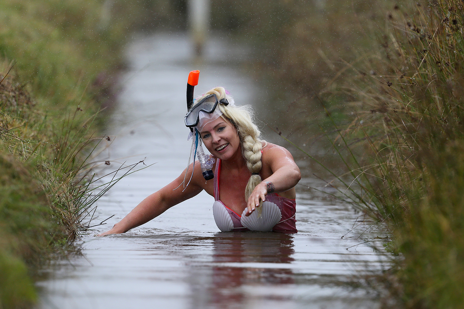 Купается в моче. Женщина купается в болоте. Женщина плавает в болоте.