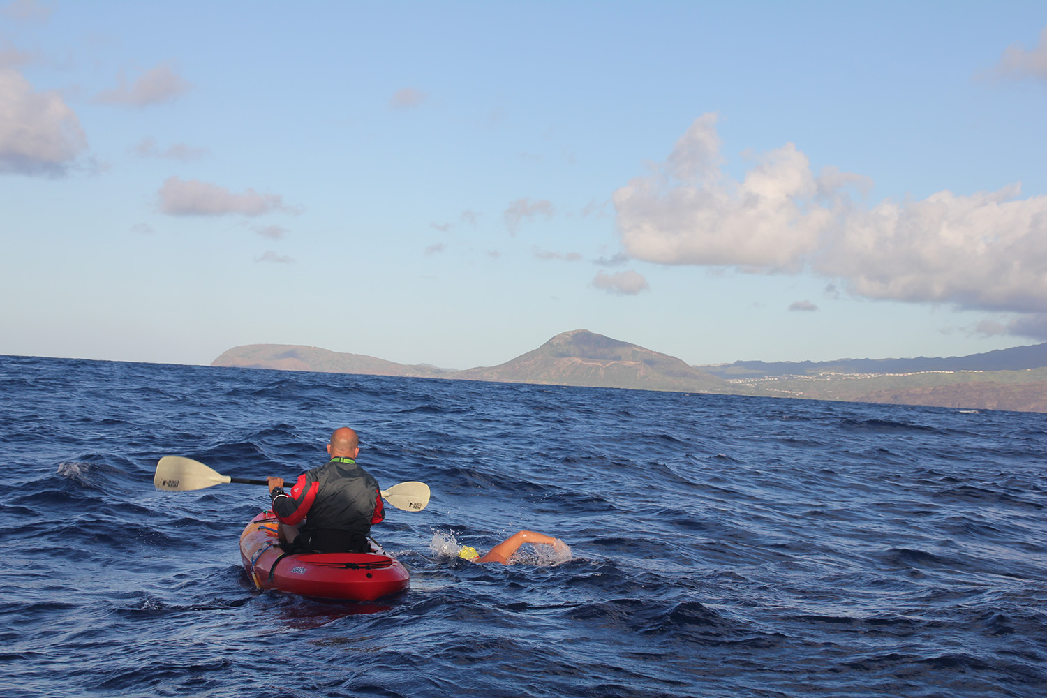Primer español en cruzar a nado el Canal de Molokai a favor de enfermos de cáncer