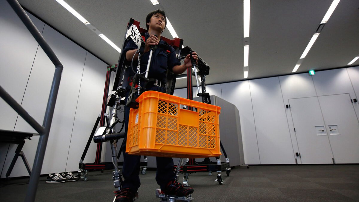 Japón crea un exoesqueleto para que las personas en edad avanzada puedan seguir trabajando