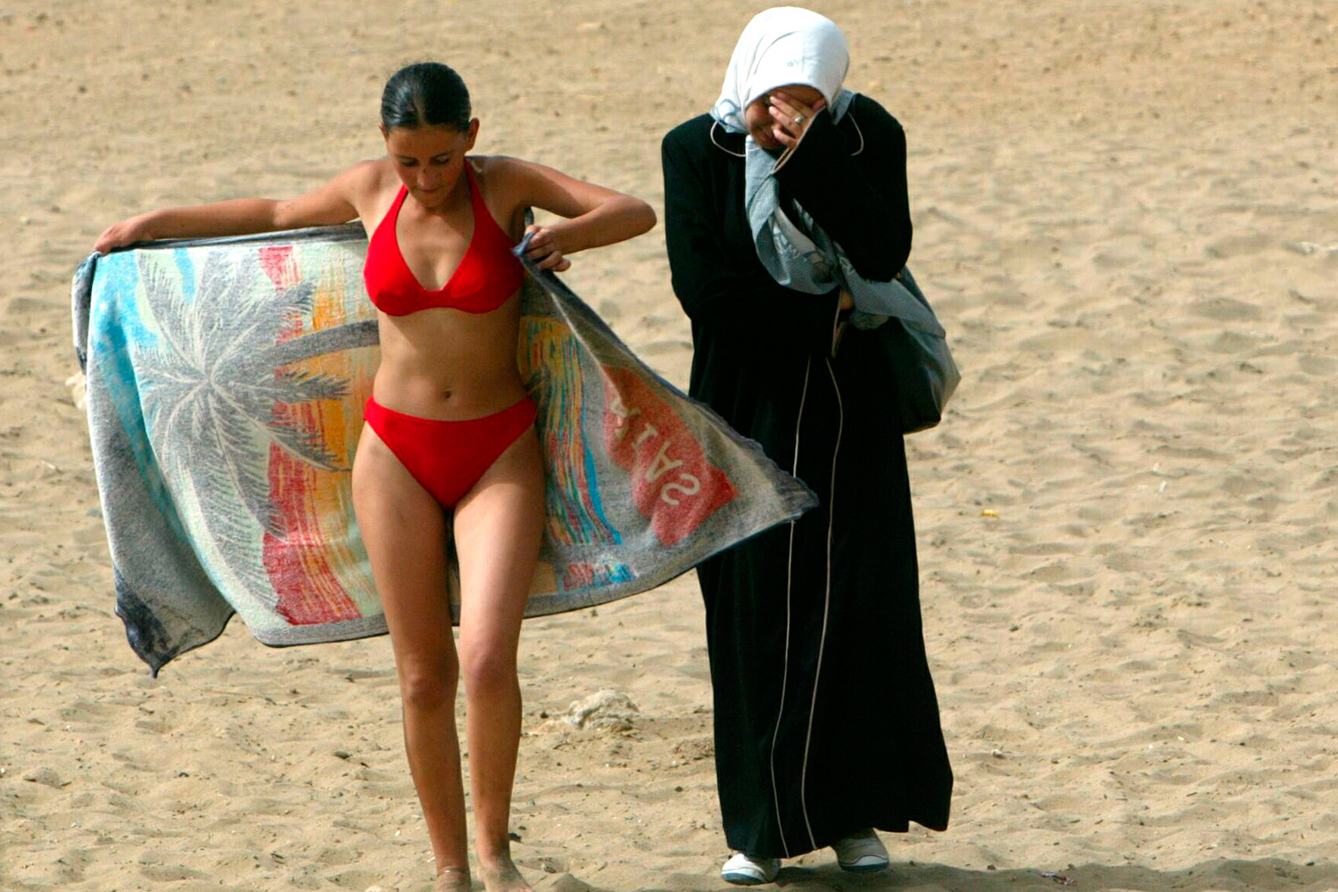 Una cuenta de Facebook denuncia 'el vicio y el libertinaje' de las mujeres  marroquíes que llevan bikini