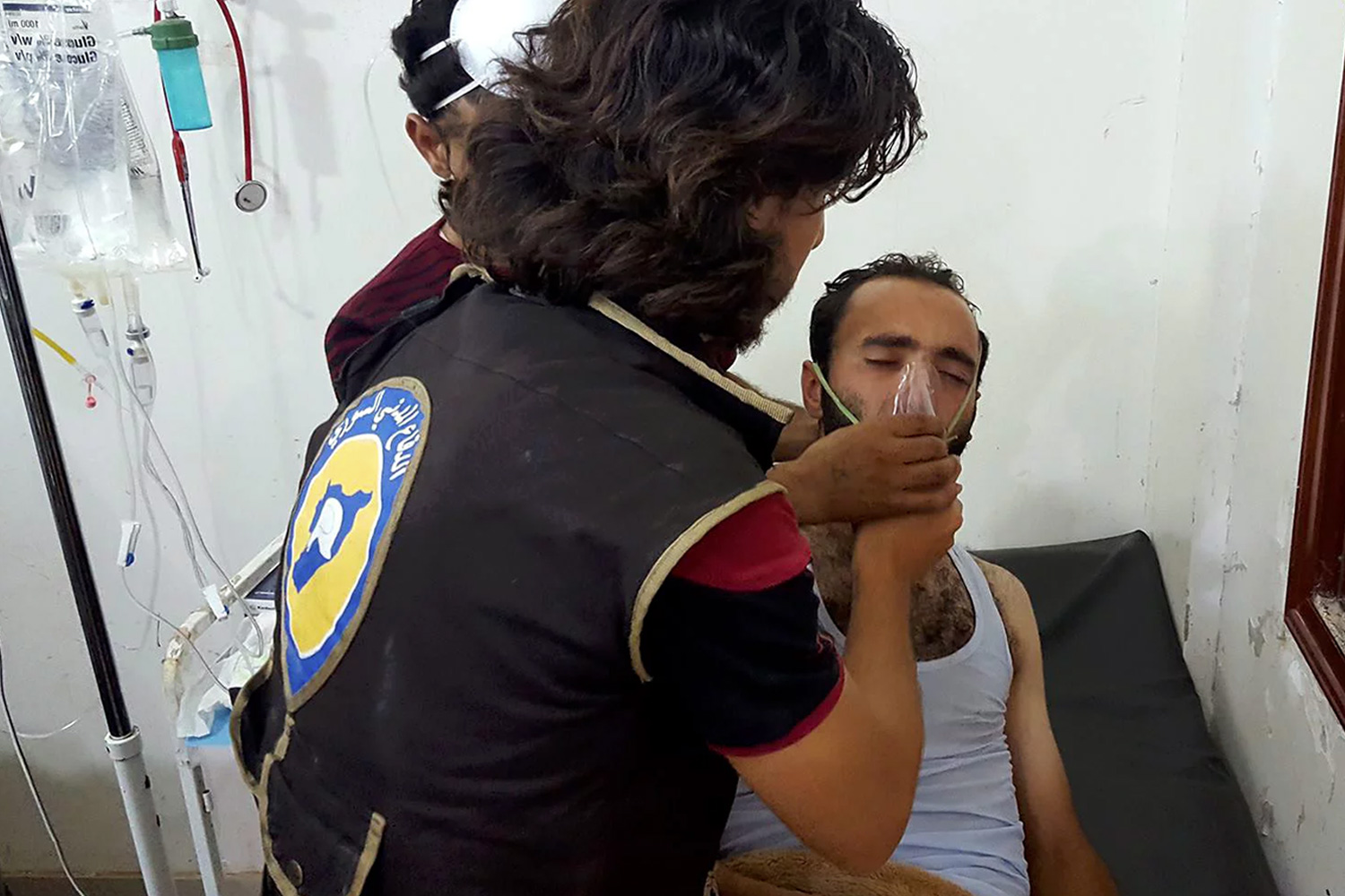 Un gas químico intoxica a 33 civiles cerca de la ciudad siria donde el helicóptero ruso fue derribado