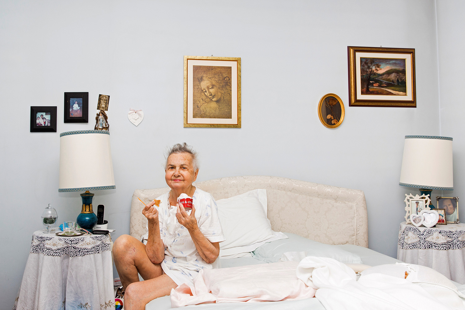 Marisa Vesco come helado en su cama mientras su nieta la fotografía (Foto: Gaia Squarci/Reuters)