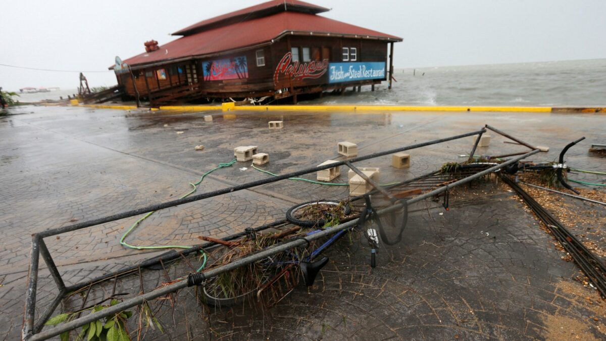 El huracán Earl deja seis muertos antes de convertirse en tormenta tropical