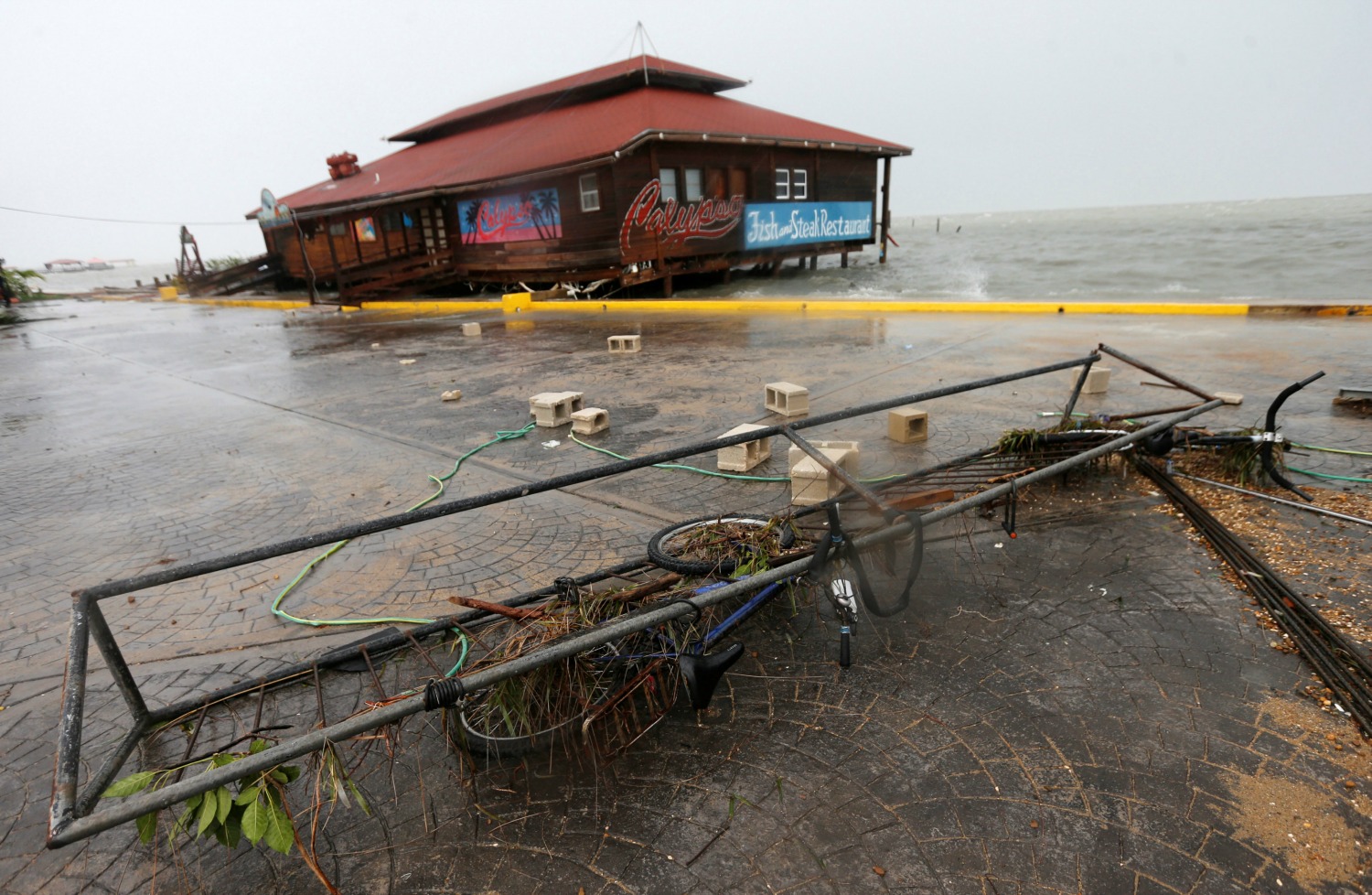 El huracán Earl deja seis muertos antes de convertirse en tormenta tropical