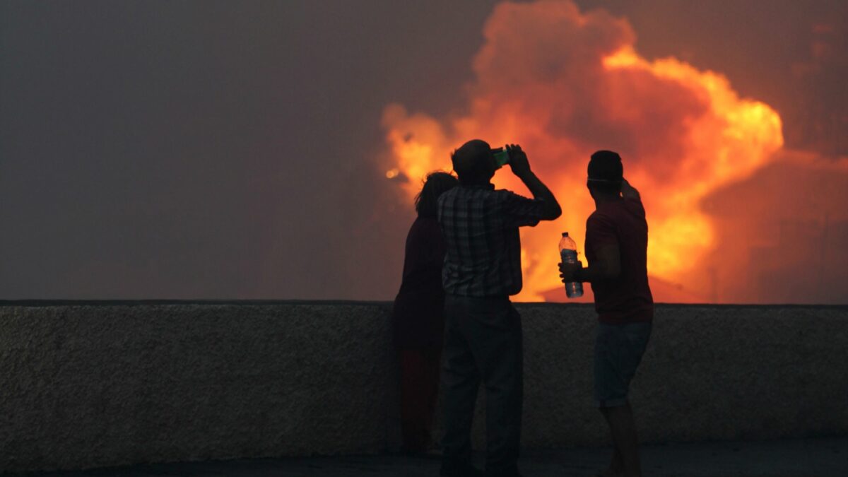 Los incendios, que arrasan la isla de Madeira, causan tres muertos y miles de evacuados