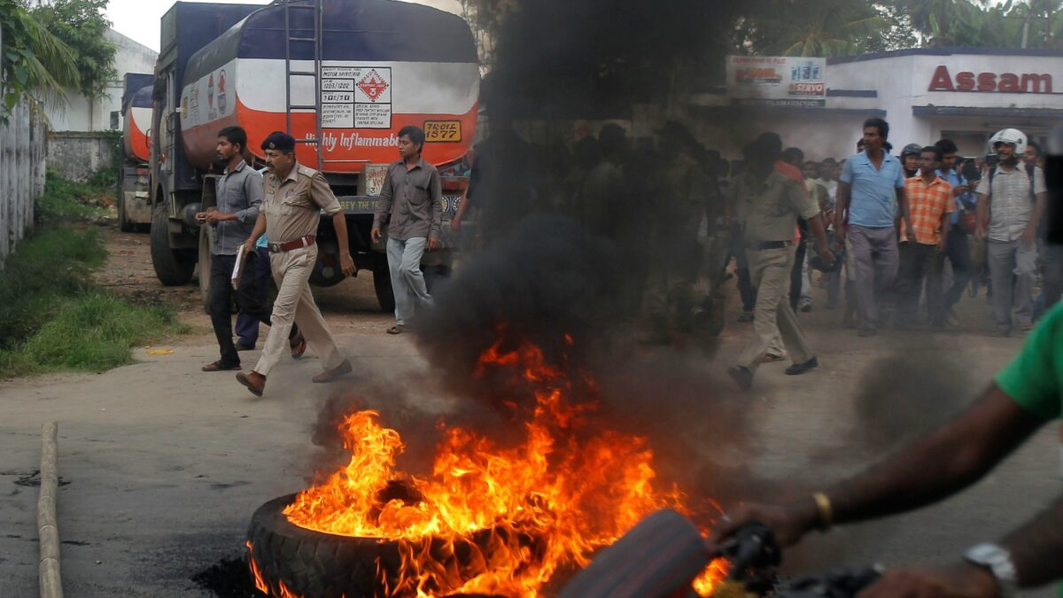 Hombres armados asesinan a 12 personas en un mercado de India