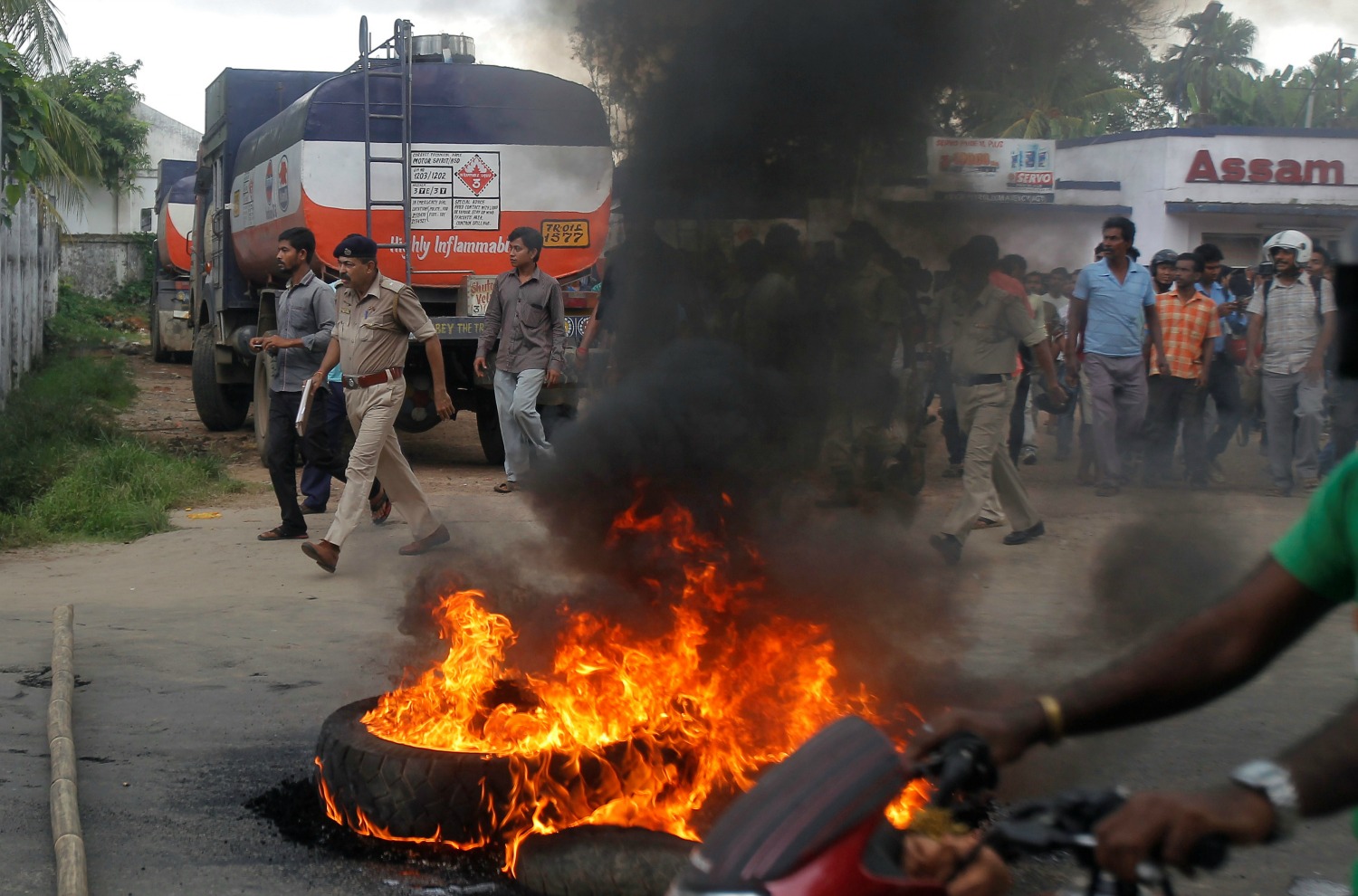 Hombres armados asesinan a 12 personas en un mercado de India