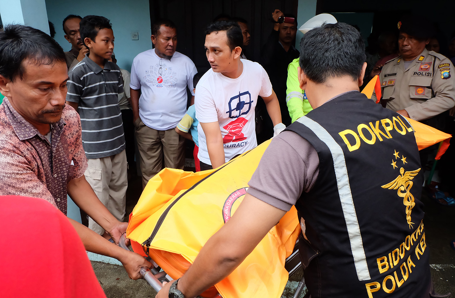 Trece muertos y dos desaparecidos al hundirse un barco en Indonesia