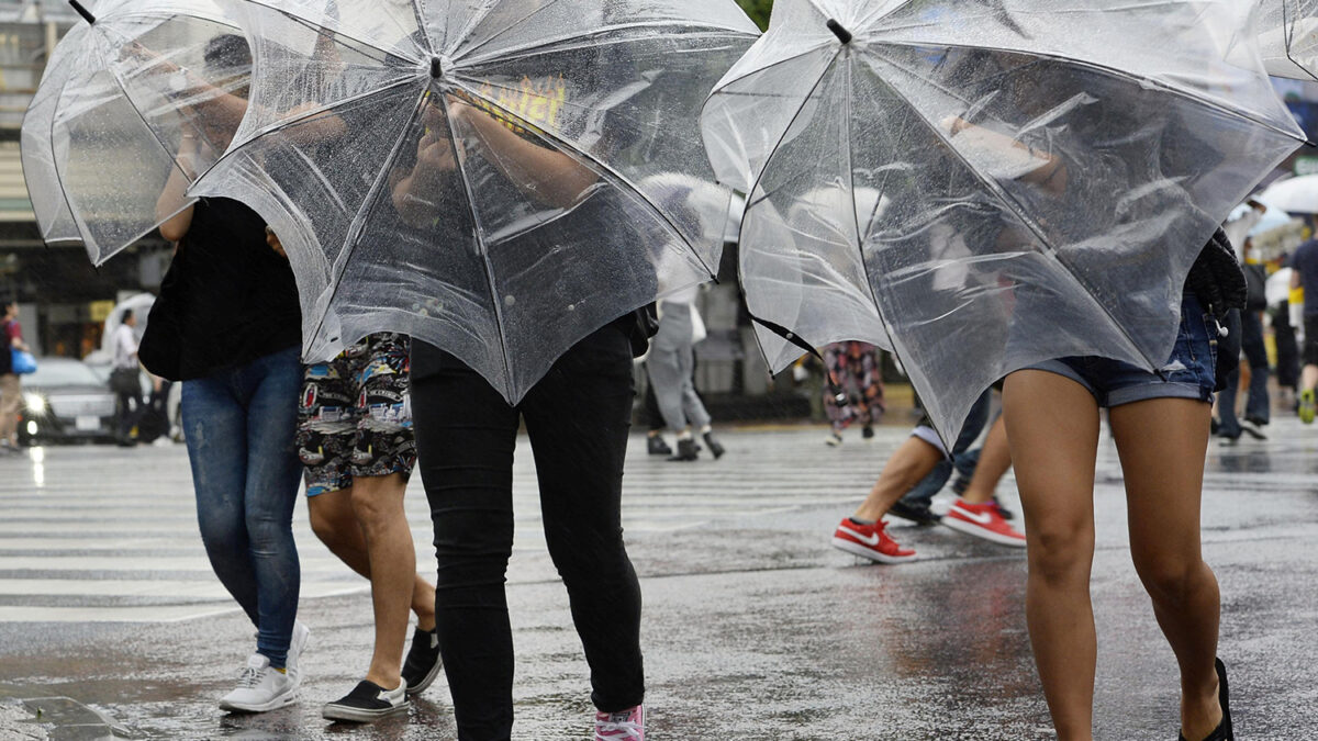 Un fuerte tifón barre Tokio y alrededores causando un muerto y varios heridos