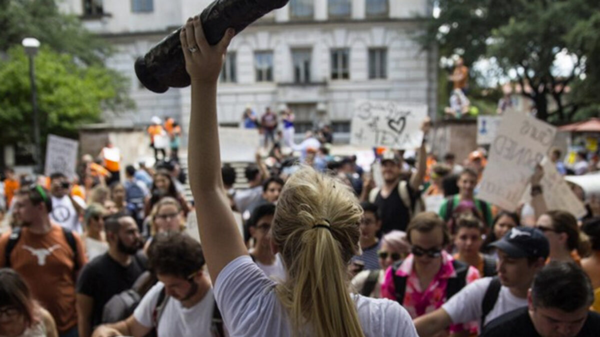 Juguetes eróticos para protestar contra la ley que permite llevar armas a clase