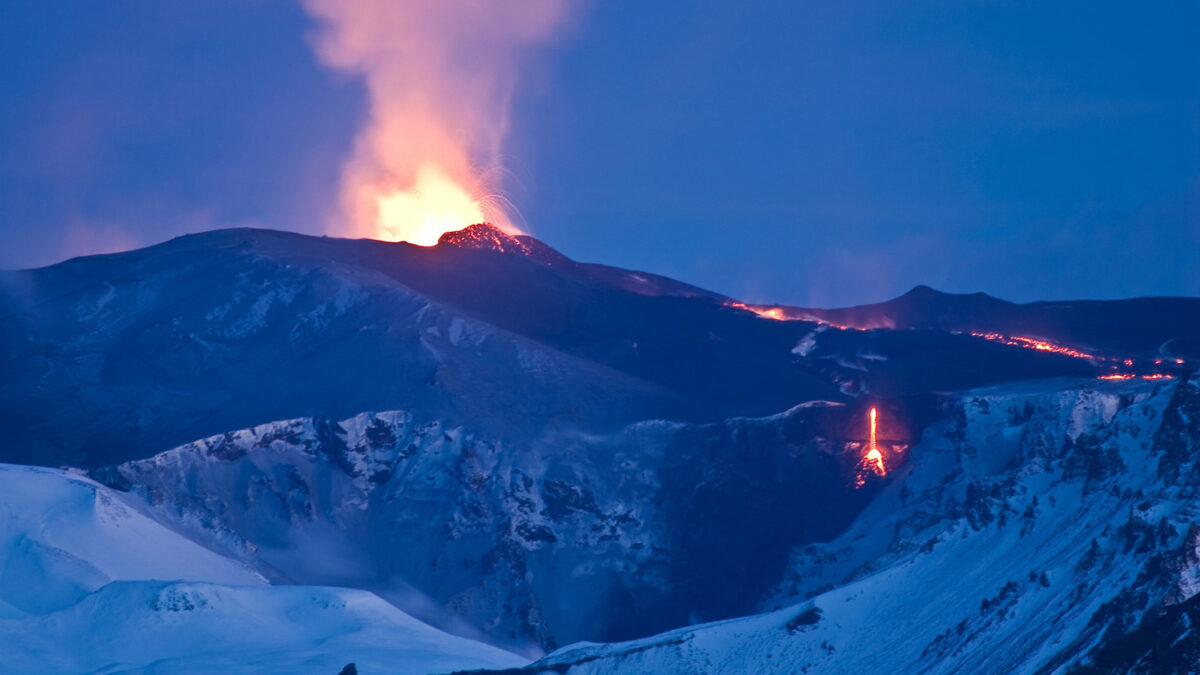 El conjunto volcánico más grande de Islandia entra en erupción