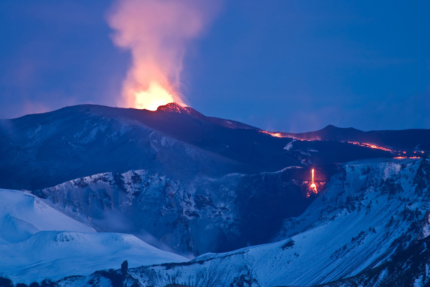 El conjunto volcánico más grande de Islandia entra en erupción