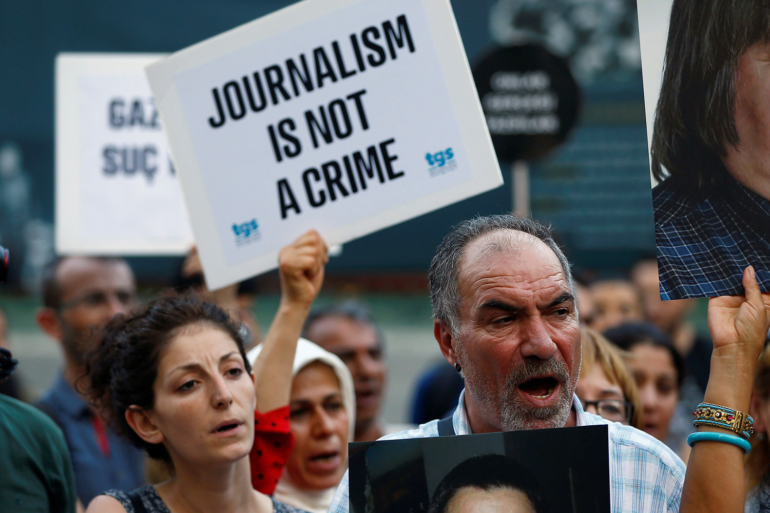 Turquía ordena la detención de 35 periodistas y cierra un canal de televisión