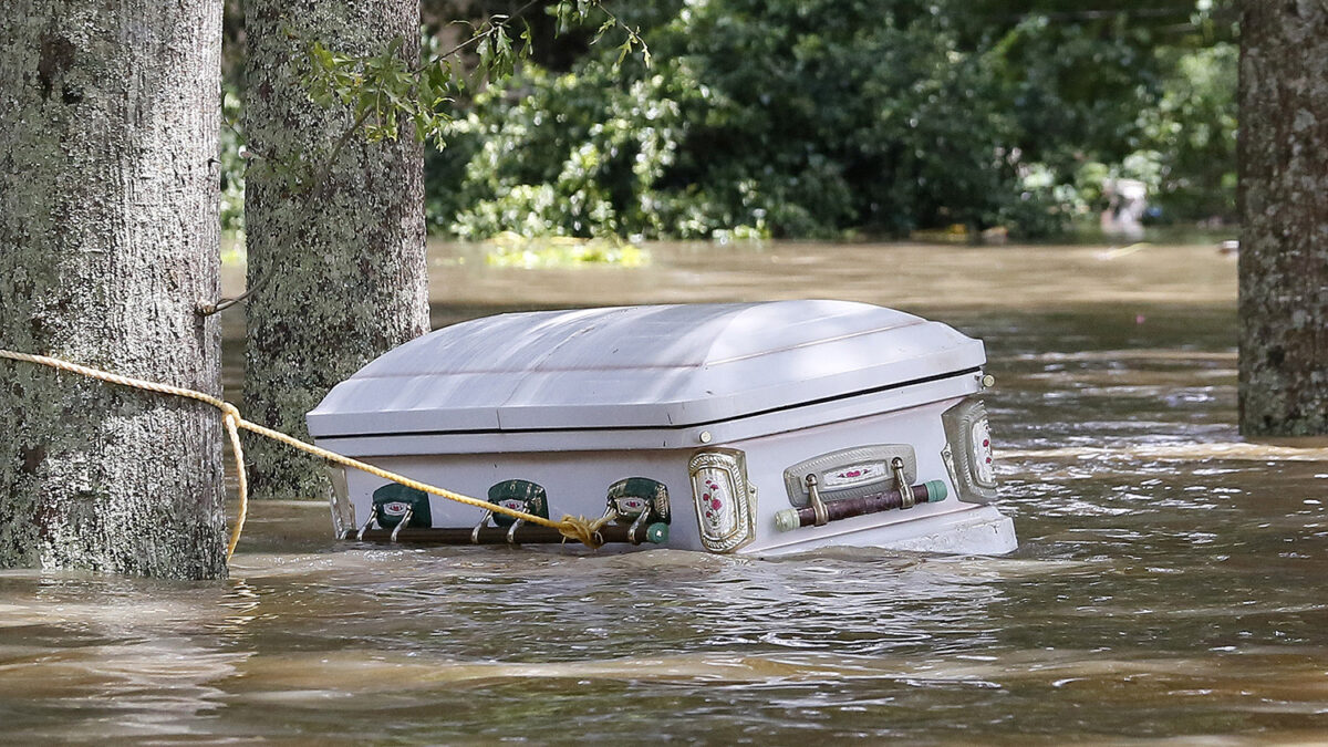 Las devastadoras inundaciones en Louisiana sacan a los ataúdes de sus nichos