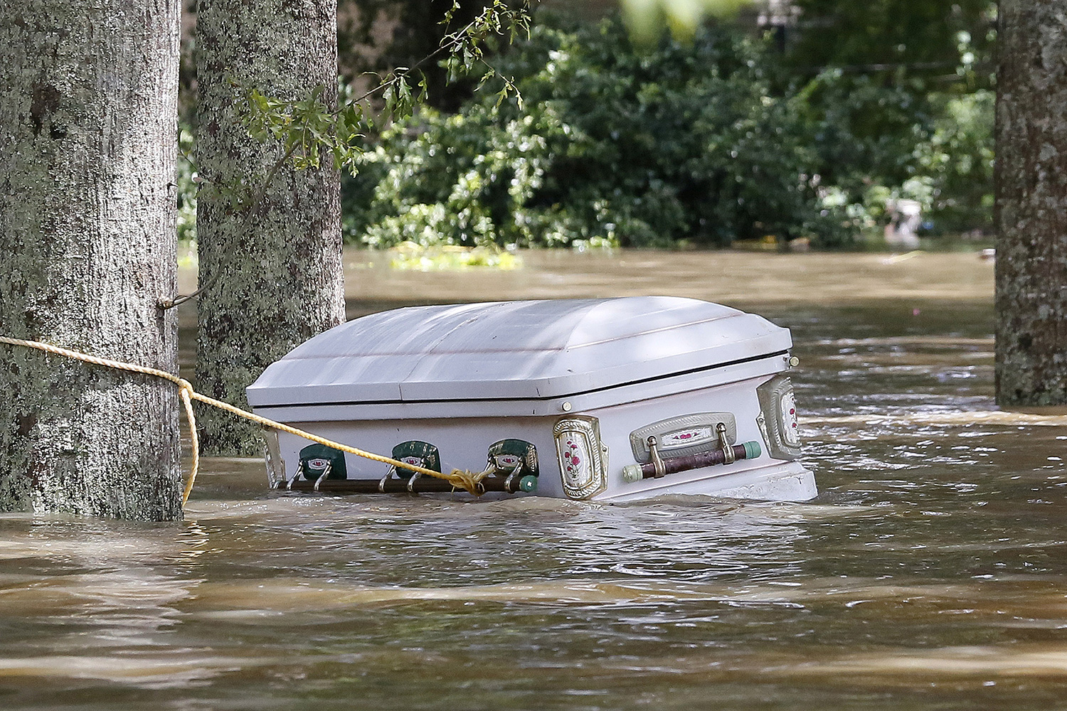 Las devastadoras inundaciones en Louisiana sacan a los ataúdes de sus nichos