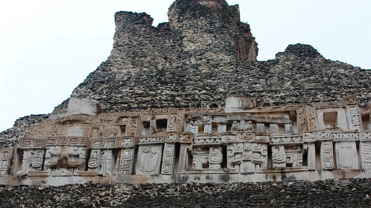 Hallan la primera tumba real maya con una momia en su interior